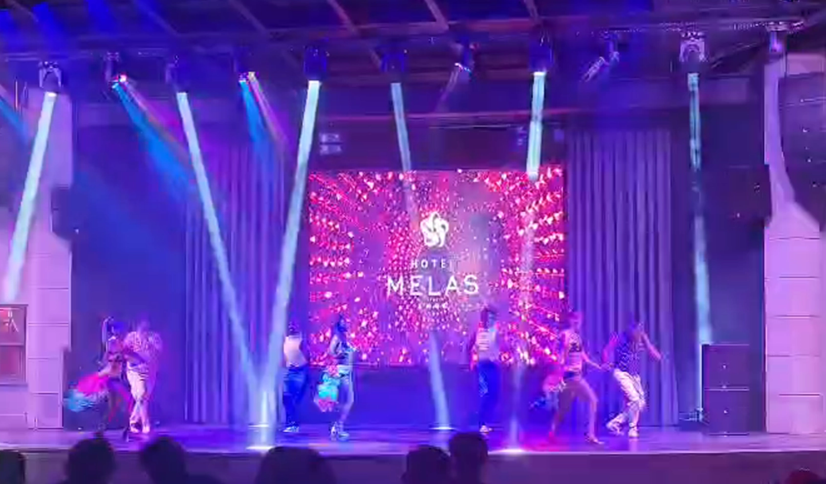 ANİMASYON, AKŞAM ŞOVLARI VE CANLI PERFORMANSLAR