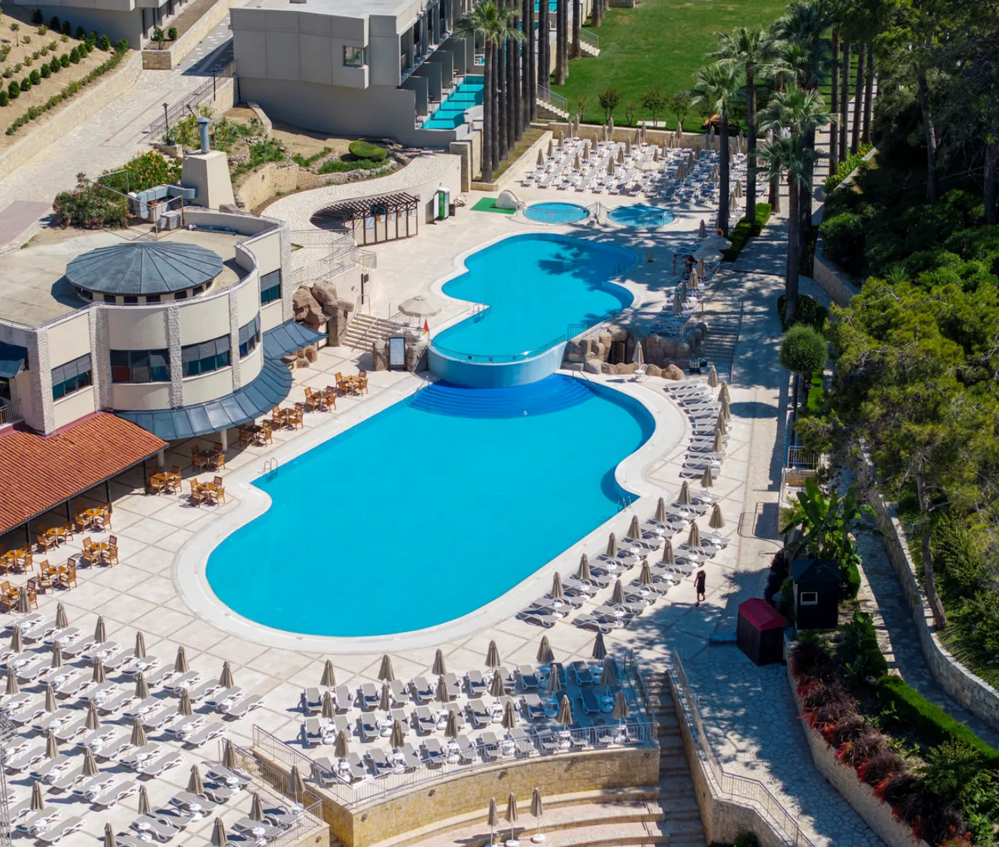 Luftaufnahme der Pools und Anlage des Club Melas Privé