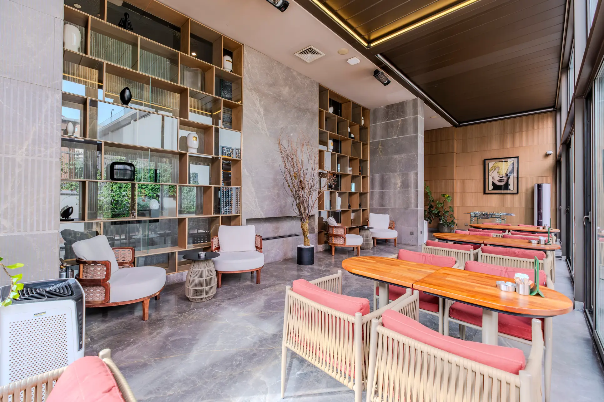EXPOSE LOUNGE BAR